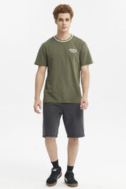 Polera verde militar para hombre con texto Unlimited Potential en el pecho diseño sencillo y cuello con detalle blanco