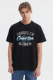Polera negra regular fit para hombre con estampado grande al frente estilo college en letras blancas y azules