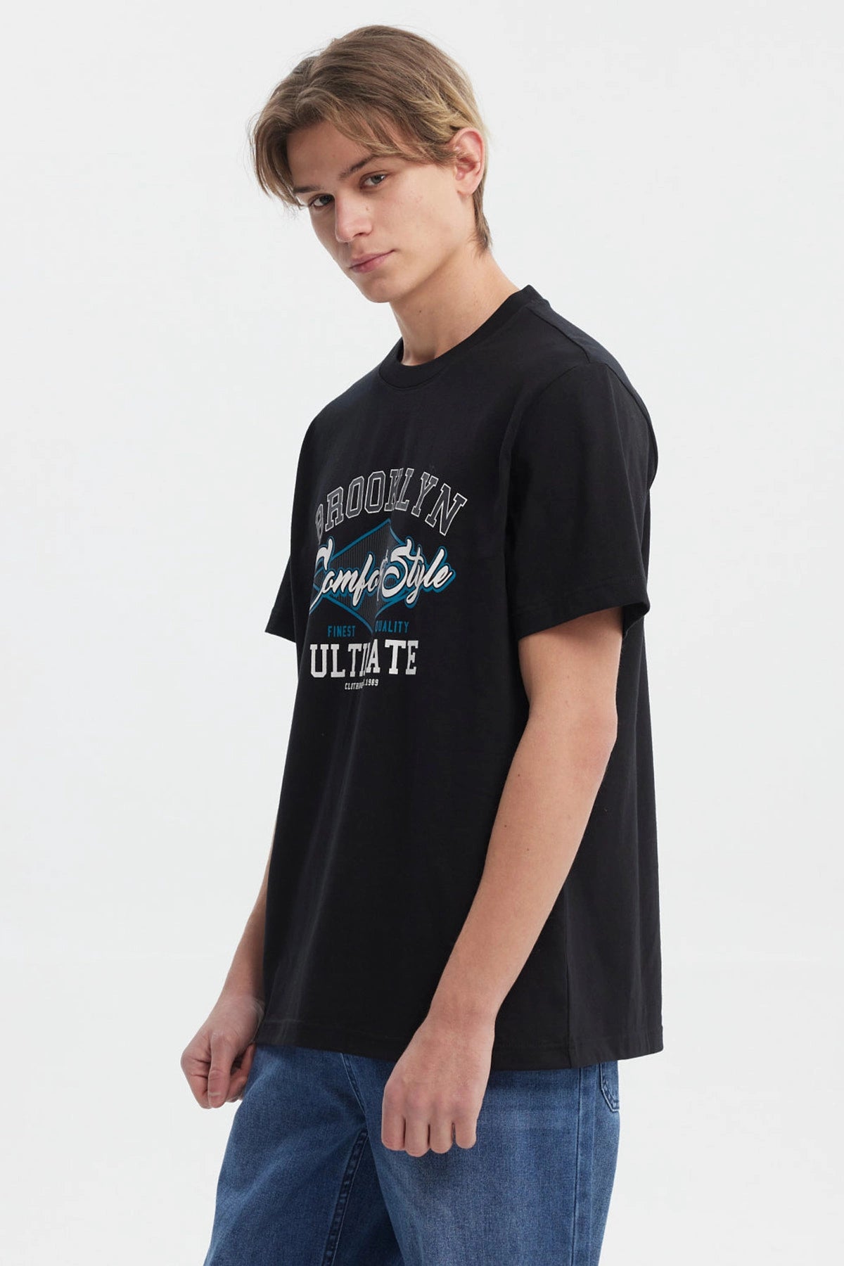 Polera negra regular fit para hombre con estampado grande al frente estilo college en letras blancas y azules