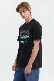 Polera negra regular fit para hombre con estampado grande al frente estilo college en letras blancas y azules