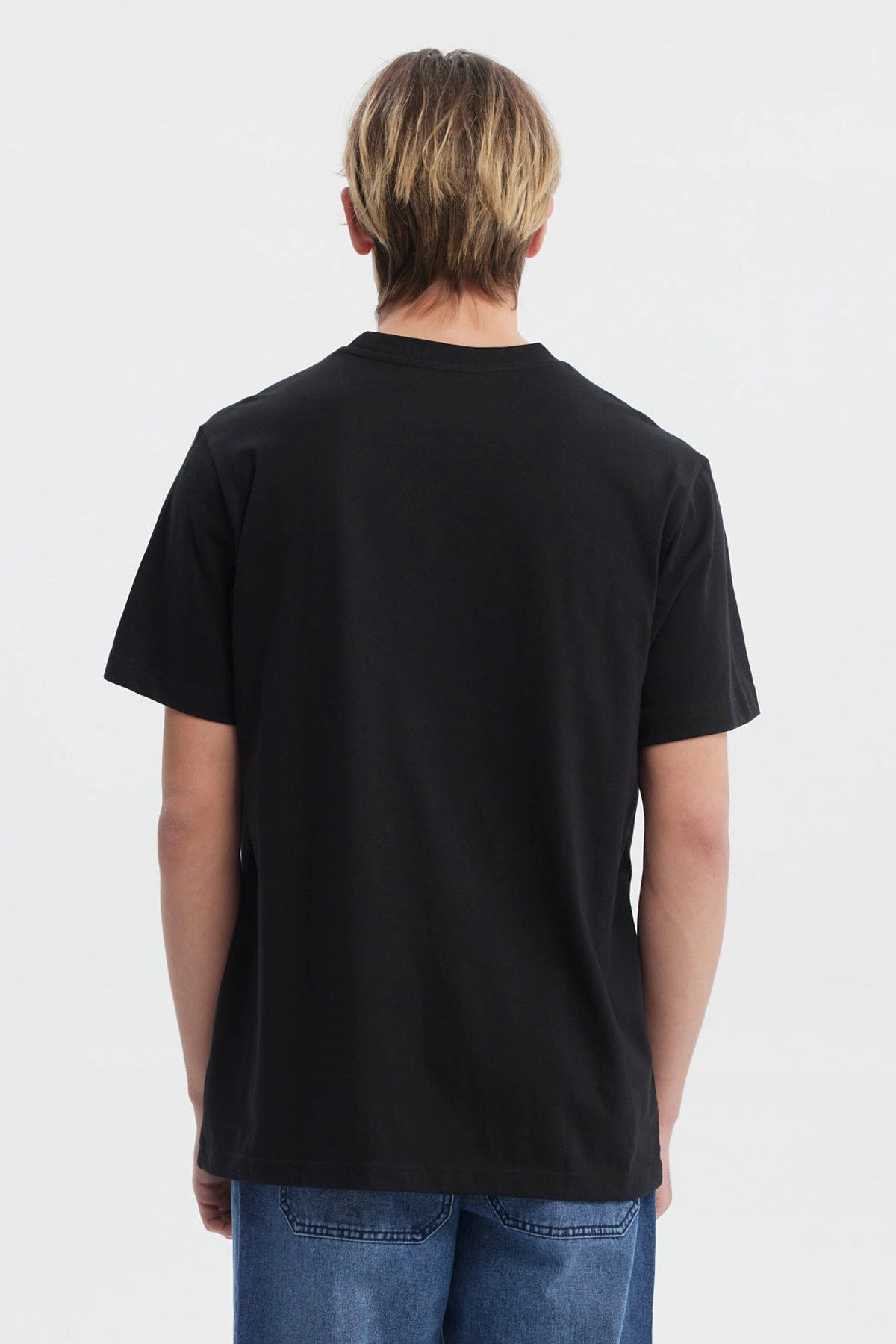 Polera negra regular fit para hombre con estampado grande al frente estilo college en letras blancas y azules