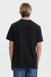 Polera negra regular fit para hombre con estampado grande al frente estilo college en letras blancas y azules