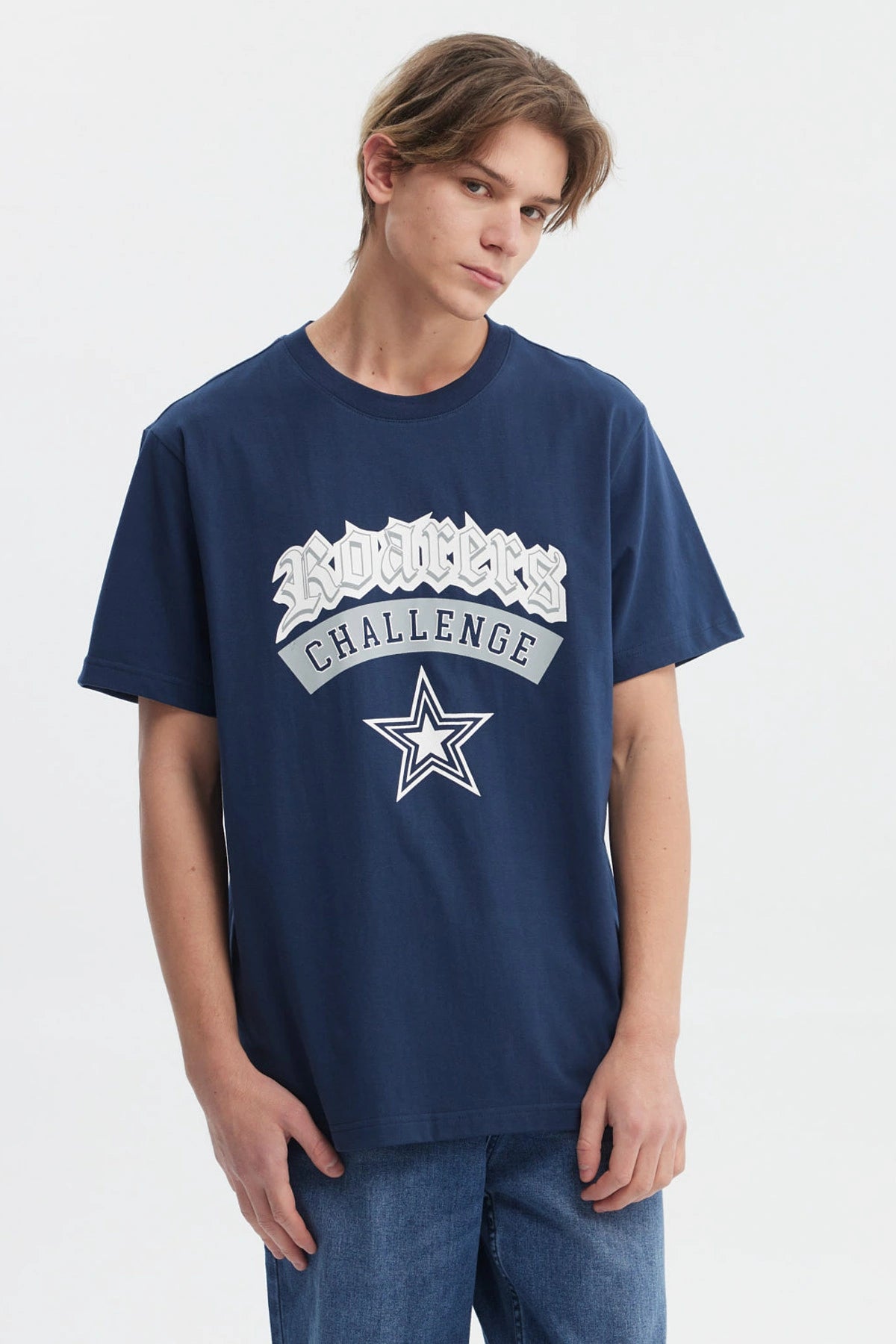 Polera azul regular fit para hombre con estampa frontal grande estilo college que dice Roarers Challenge y estrella debajo
