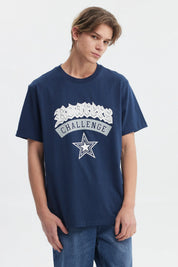 Polera azul regular fit para hombre con estampa frontal grande estilo college que dice Roarers Challenge y estrella debajo