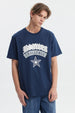 Polera azul regular fit para hombre con estampa frontal grande estilo college que dice Roarers Challenge y estrella debajo