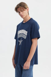 Polera azul regular fit para hombre con estampa frontal grande estilo college que dice Roarers Challenge y estrella debajo