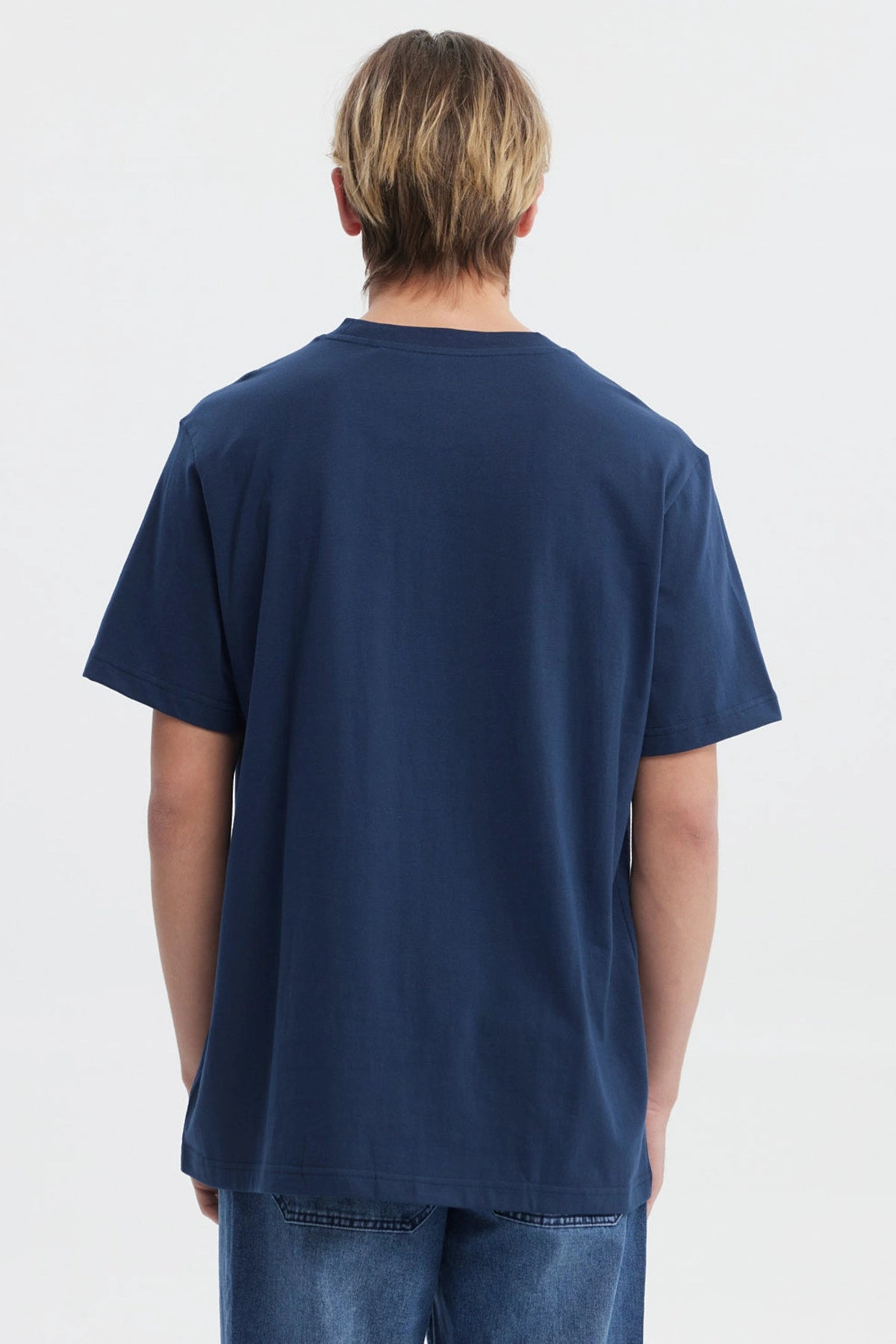 Polera azul regular fit para hombre con estampa frontal grande estilo college que dice Roarers Challenge y estrella debajo