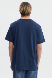 Polera azul regular fit para hombre con estampa frontal grande estilo college que dice Roarers Challenge y estrella debajo