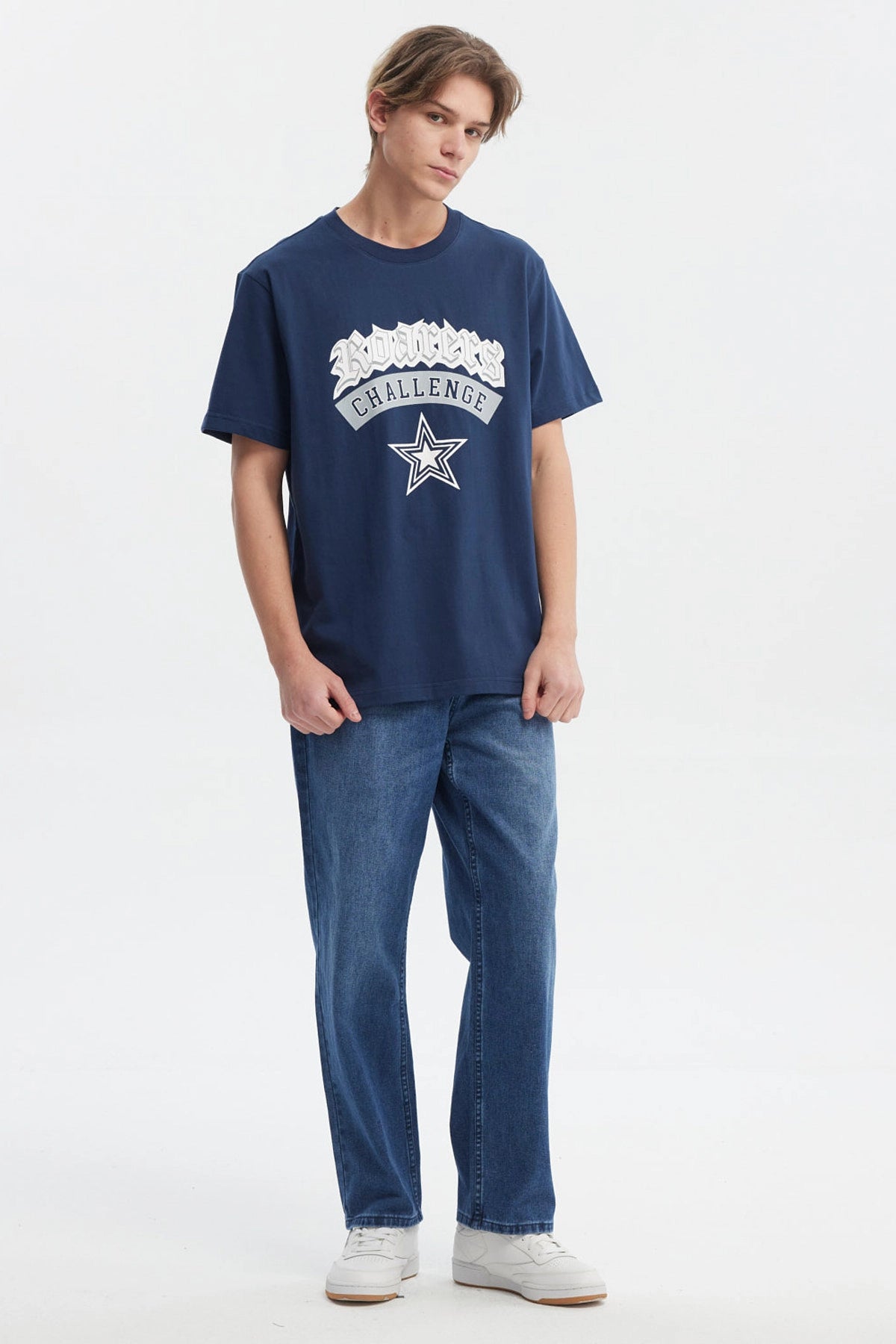 Polera azul regular fit para hombre con estampa frontal grande estilo college que dice Roarers Challenge y estrella debajo