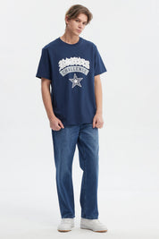 Polera azul regular fit para hombre con estampa frontal grande estilo college que dice Roarers Challenge y estrella debajo