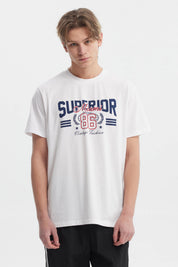 Polera blanca hombre regular fit con estampa college en el pecho texto Superior Miami 86 estilo vintage casual