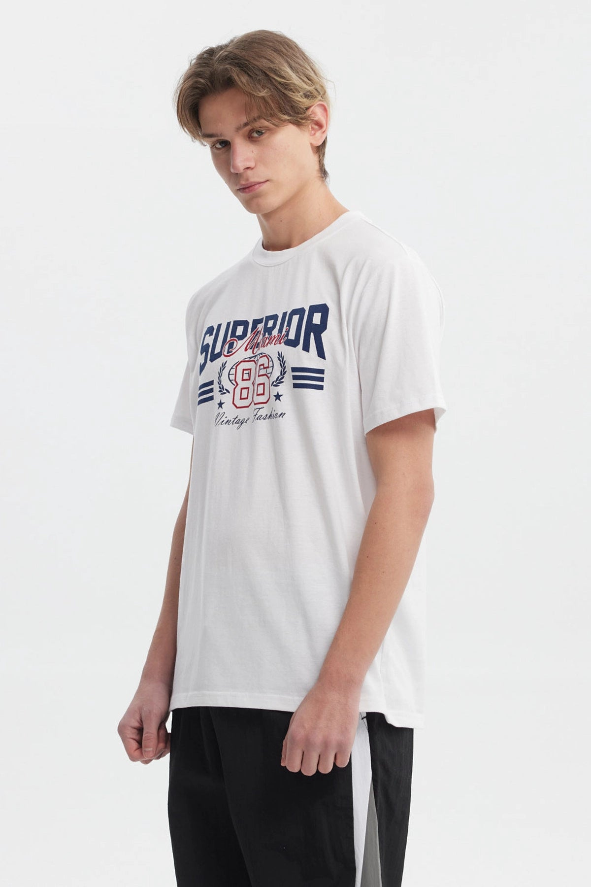 Polera blanca hombre regular fit con estampa college en el pecho texto Superior Miami 86 estilo vintage casual