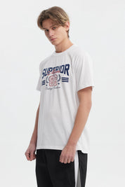 Polera blanca hombre regular fit con estampa college en el pecho texto Superior Miami 86 estilo vintage casual