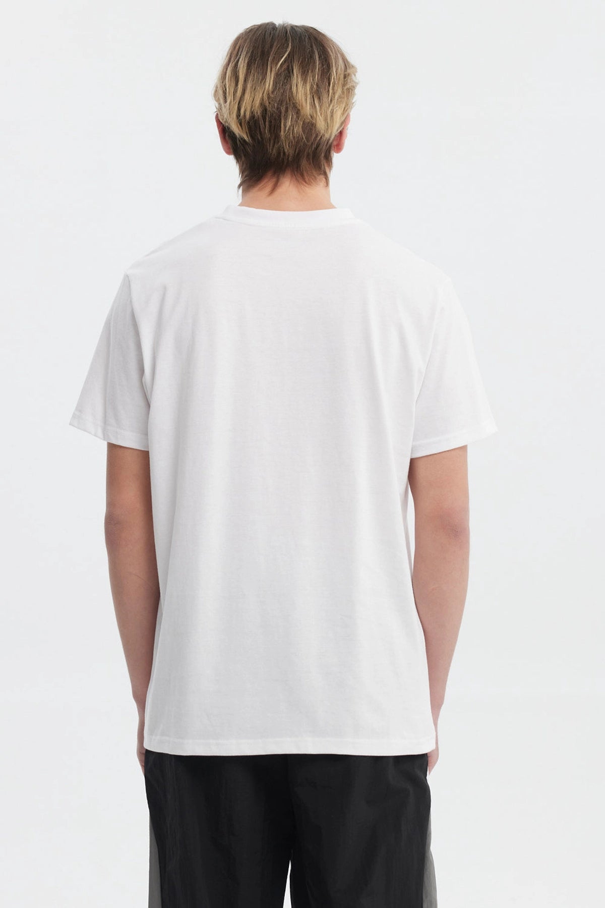 Polera blanca hombre regular fit con estampa college en el pecho texto Superior Miami 86 estilo vintage casual