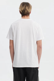 Polera blanca hombre regular fit con estampa college en el pecho texto Superior Miami 86 estilo vintage casual