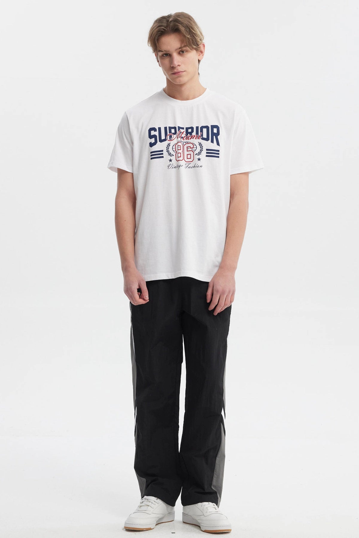 Polera blanca hombre regular fit con estampa college en el pecho texto Superior Miami 86 estilo vintage casual