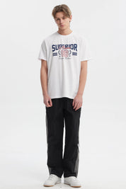 Polera blanca hombre regular fit con estampa college en el pecho texto Superior Miami 86 estilo vintage casual