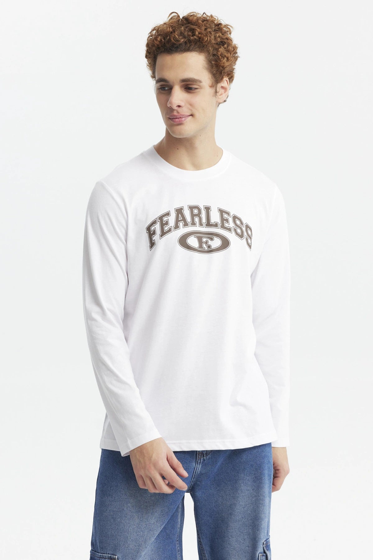 Polera blanca de hombre manga larga con estampa 'FEARLESS' en el pecho estilo universitario