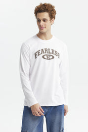 Polera blanca de hombre manga larga con estampa 'FEARLESS' en el pecho estilo universitario