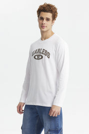 Polera blanca de hombre manga larga con estampa 'FEARLESS' en el pecho estilo universitario