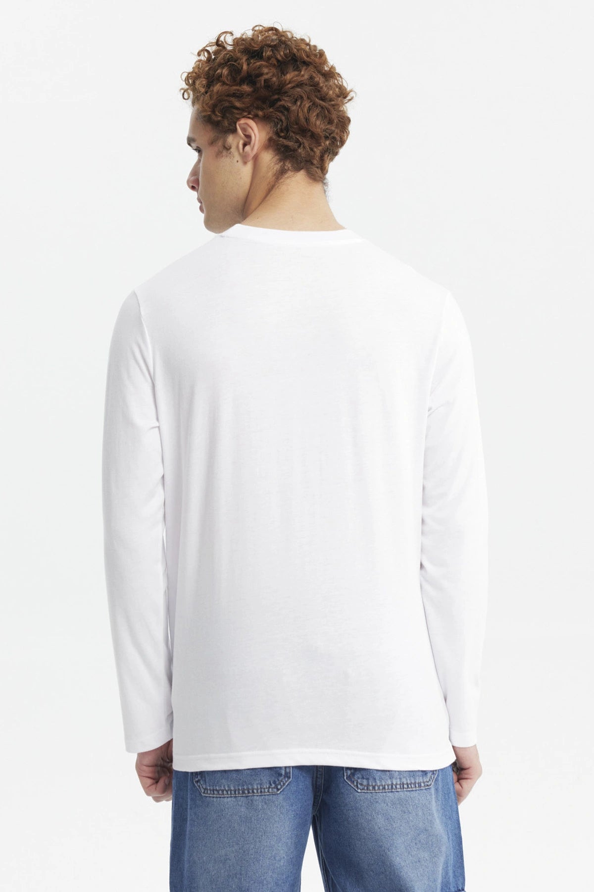 Polera blanca de hombre manga larga con estampa 'FEARLESS' en el pecho estilo universitario