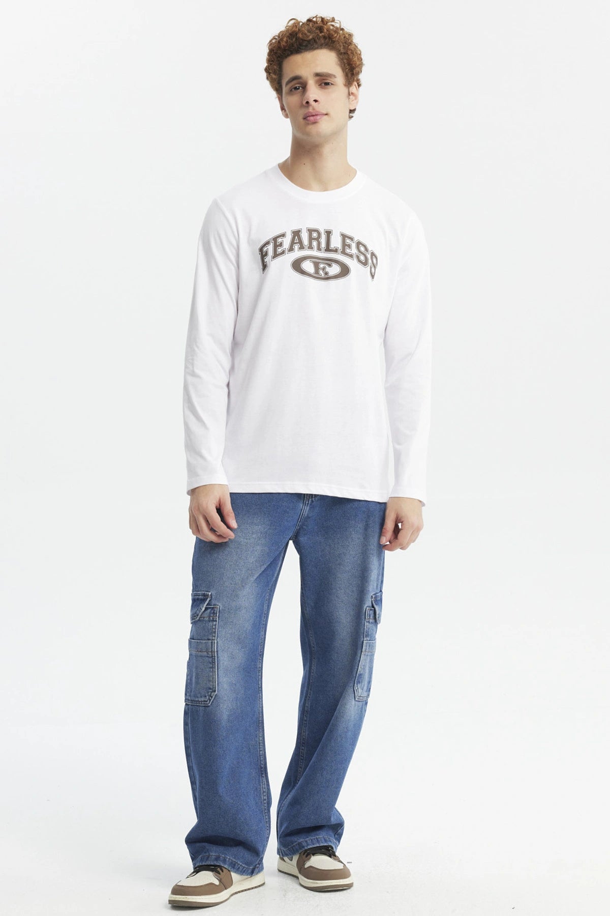 Polera blanca de hombre manga larga con estampa 'FEARLESS' en el pecho estilo universitario