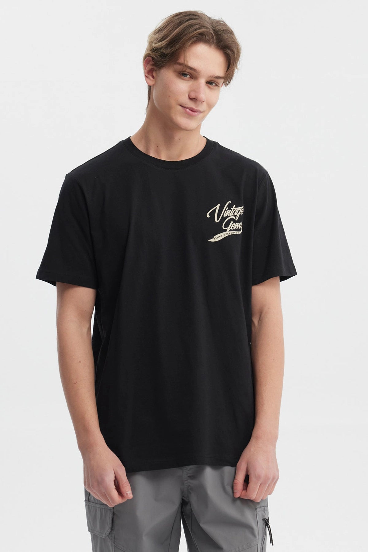 Polera negra regular fit para hombre con estampado pequeño Vintage Gems en el pecho estilo casual urbano