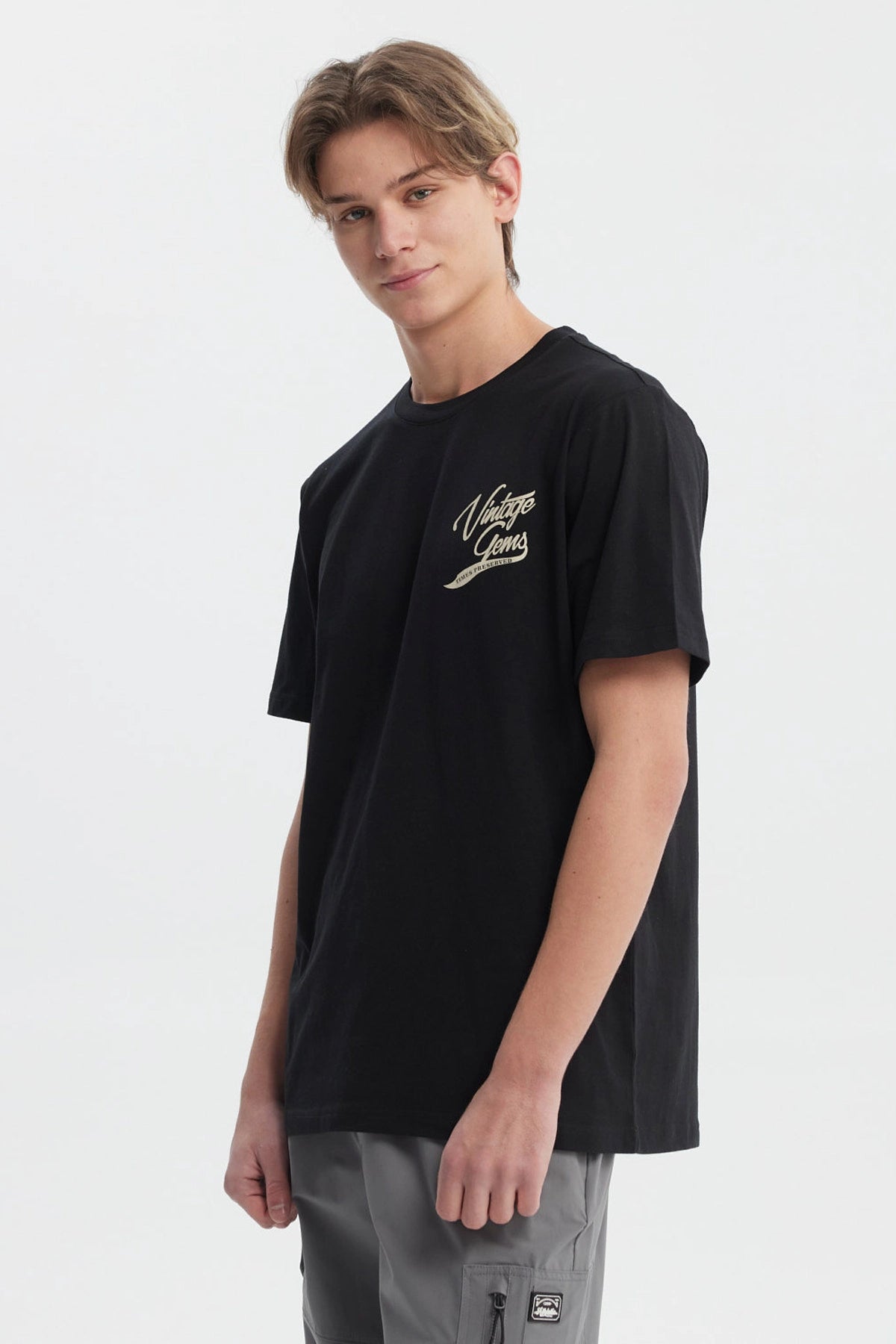 Polera negra regular fit para hombre con estampado pequeño Vintage Gems en el pecho estilo casual urbano
