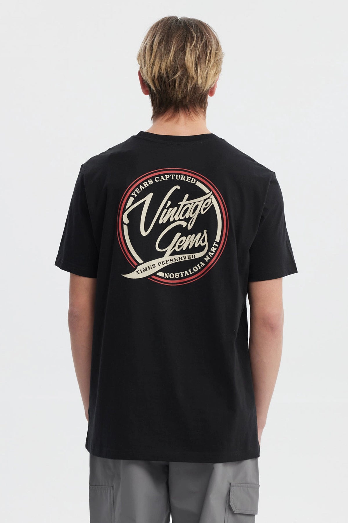 Polera negra regular fit para hombre con estampado pequeño Vintage Gems en el pecho estilo casual urbano