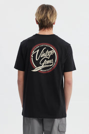 Polera negra regular fit para hombre con estampado pequeño Vintage Gems en el pecho estilo casual urbano