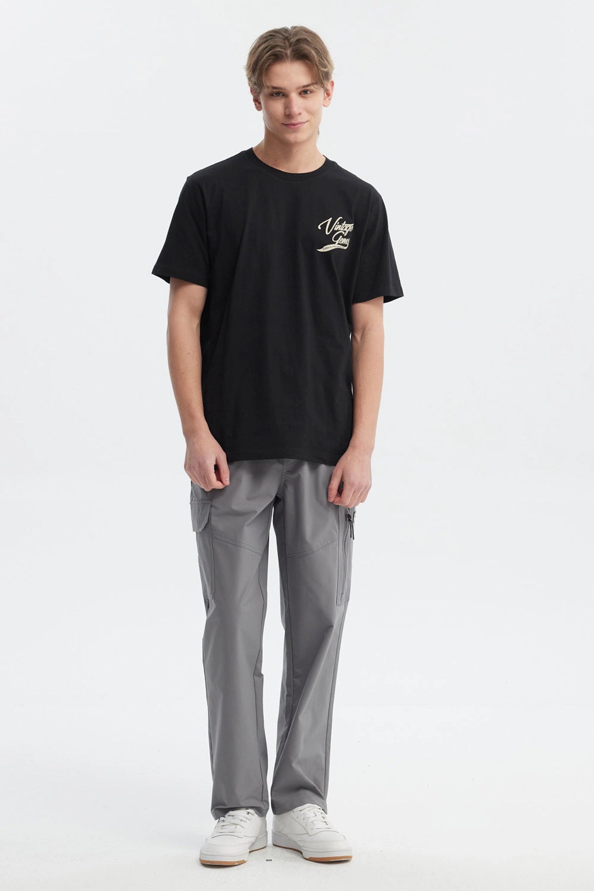 Polera negra regular fit para hombre con estampado pequeño Vintage Gems en el pecho estilo casual urbano