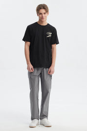 Polera negra regular fit para hombre con estampado pequeño Vintage Gems en el pecho estilo casual urbano