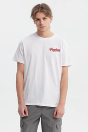 Polera blanca hombre regular fit con texto Freedom en rojo en el pecho diseño simple y moderno sin estampas traseras