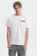 Polera blanca hombre regular fit con texto Freedom en rojo en el pecho diseño simple y moderno sin estampas traseras