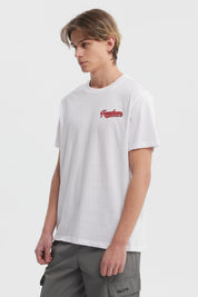 Polera blanca hombre regular fit con texto Freedom en rojo en el pecho diseño simple y moderno sin estampas traseras