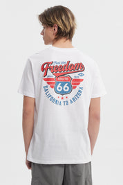 Polera blanca hombre regular fit con texto Freedom en rojo en el pecho diseño simple y moderno sin estampas traseras