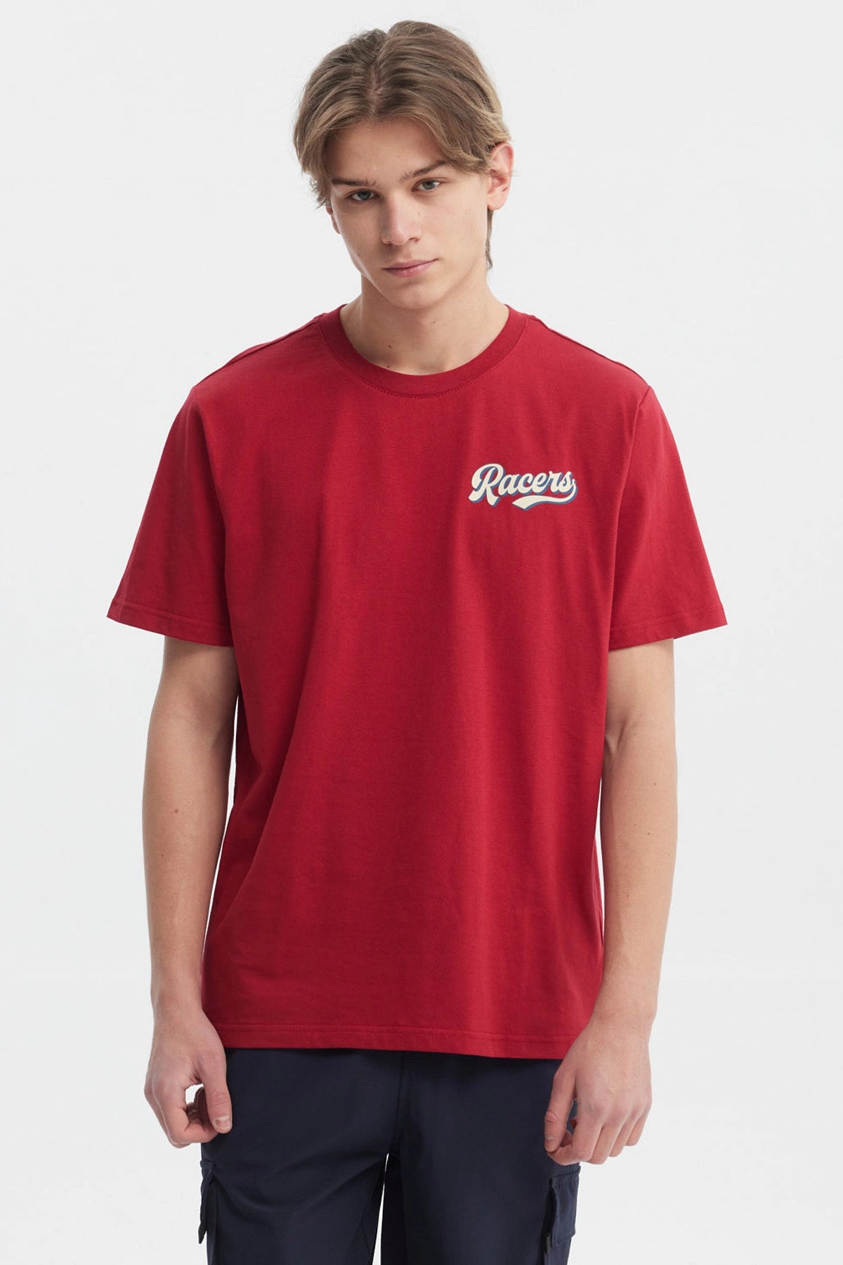 Polera roja de hombre con ajuste regular y estampado trasero de texto Racers en el pecho estilo deportivo