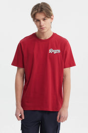 Polera roja de hombre con ajuste regular y estampado trasero de texto Racers en el pecho estilo deportivo