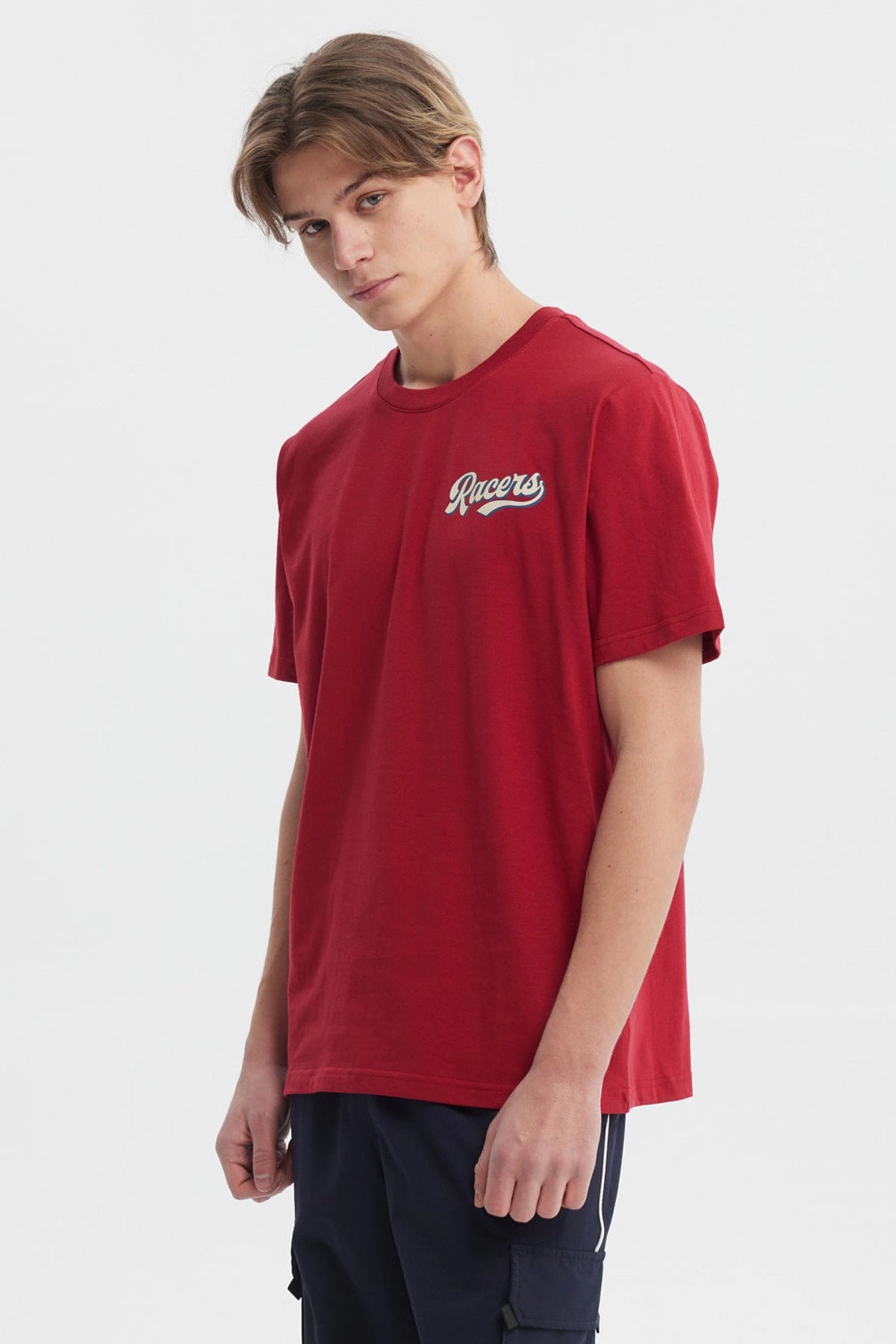 Polera roja de hombre con ajuste regular y estampado trasero de texto Racers en el pecho estilo deportivo