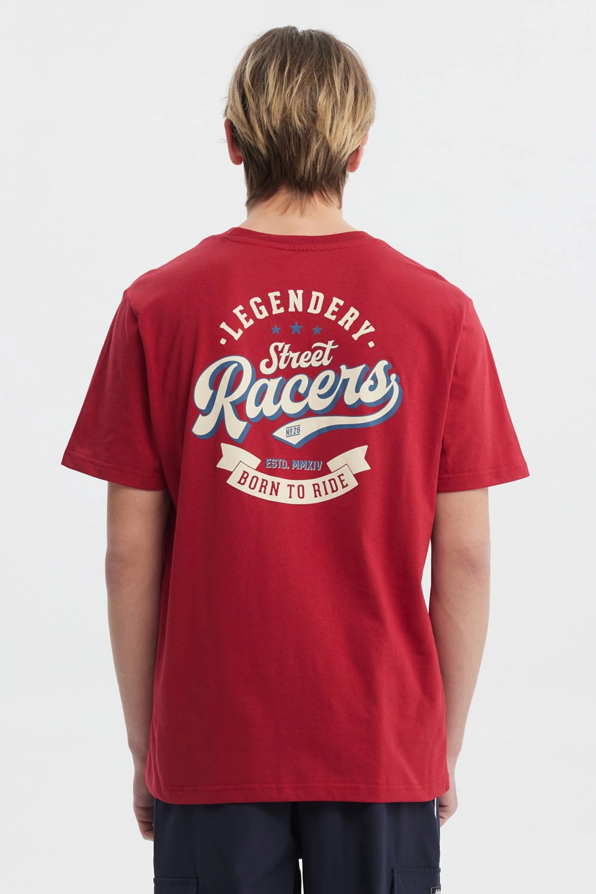 Polera roja de hombre con ajuste regular y estampado trasero de texto Racers en el pecho estilo deportivo