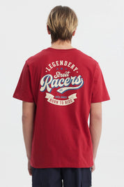 Polera roja de hombre con ajuste regular y estampado trasero de texto Racers en el pecho estilo deportivo