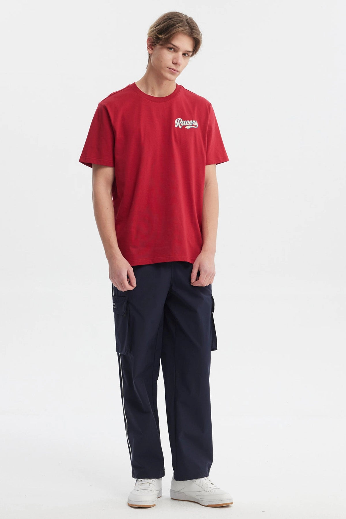 Polera roja de hombre con ajuste regular y estampado trasero de texto Racers en el pecho estilo deportivo