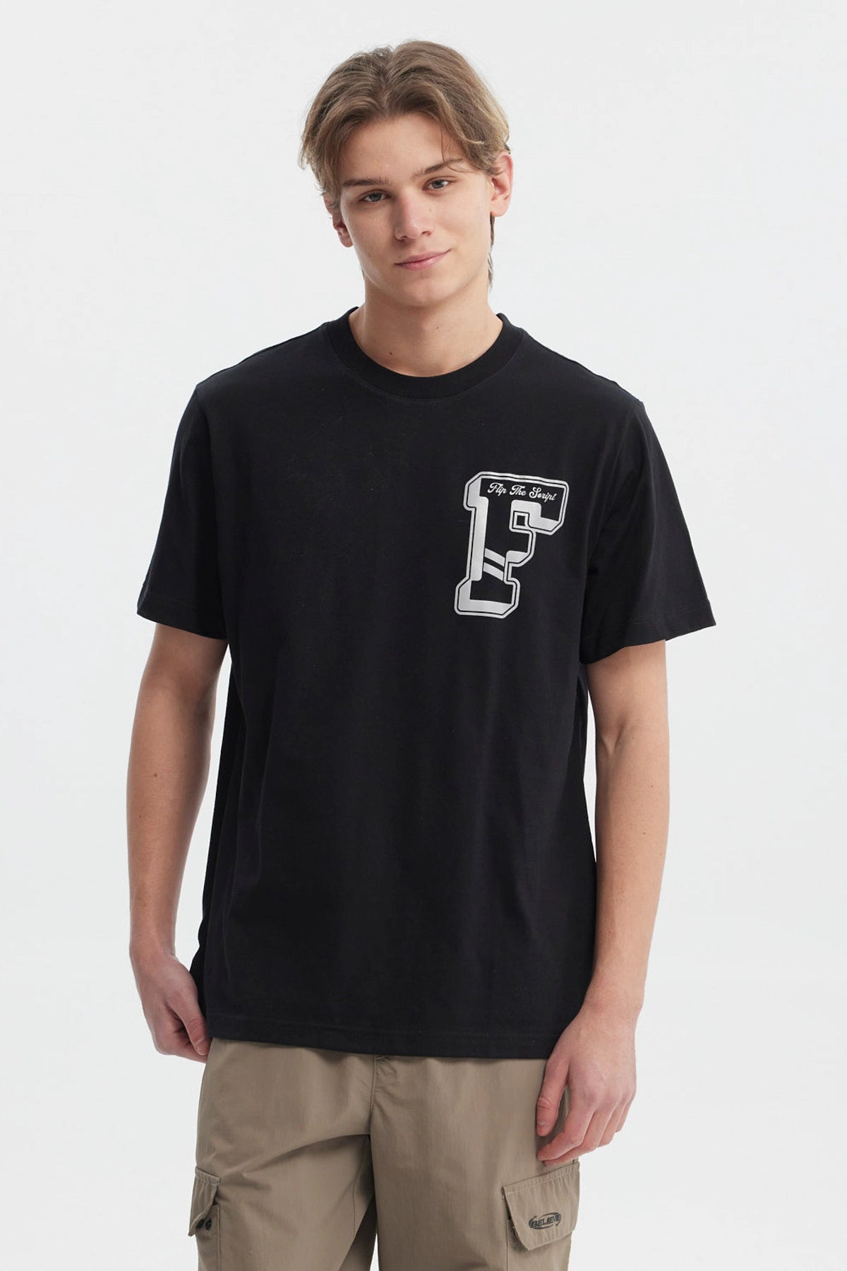 Polera negra hombre regular fit con letra F en el pecho estilo universitario casual y cómoda para el día a día
