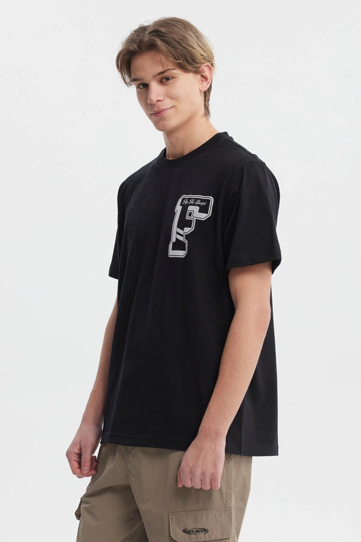 Polera negra hombre regular fit con letra F en el pecho estilo universitario casual y cómoda para el día a día