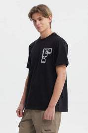 Polera negra hombre regular fit con letra F en el pecho estilo universitario casual y cómoda para el día a día