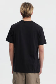 Polera negra hombre regular fit con letra F en el pecho estilo universitario casual y cómoda para el día a día