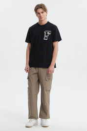 Polera negra hombre regular fit con letra F en el pecho estilo universitario casual y cómoda para el día a día