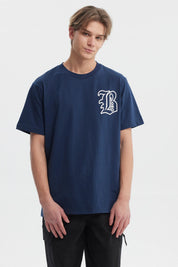 Polera azul hombre regular fit con letra B blanca grande estilo gótico en el pecho sin estampas adicionales lisa