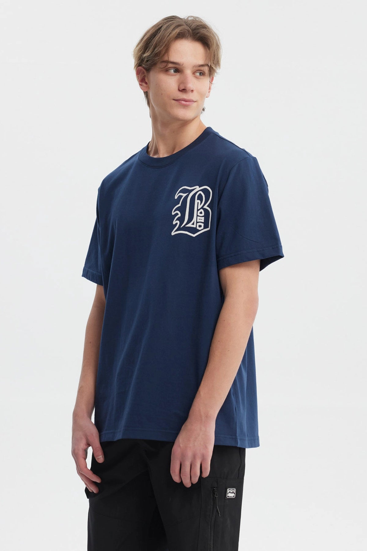 Polera azul hombre regular fit con letra B blanca grande estilo gótico en el pecho sin estampas adicionales lisa