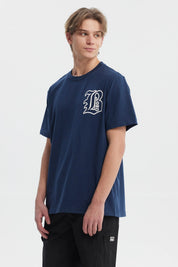 Polera azul hombre regular fit con letra B blanca grande estilo gótico en el pecho sin estampas adicionales lisa